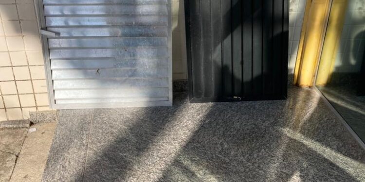 Homem tenta furtar portas de alumínio de comércio