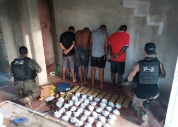 Quatro homens são presos e dois mortos após operação da PM em comunidades