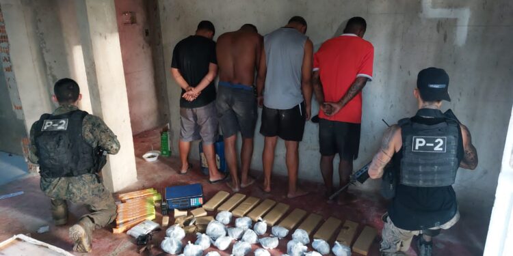 Quatro homens são presos e dois mortos após operação da PM em comunidades