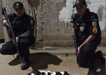 Homens são presos com armas e munições após denúncia de invasão