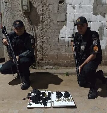 Homens são presos com armas e munições após denúncia de invasão