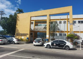 Durante discussão, homem morde rosto e arranca orelha de companheira