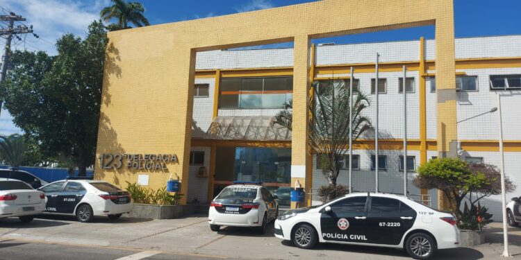 Durante discussão, homem morde rosto e arranca orelha de companheira