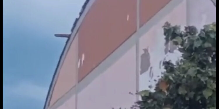 Moradores denunciam situação precária do ginásio Poliesportivo Benedito Zarour