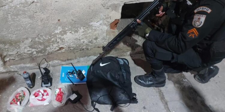 Homem morre em confronto com policiais na Região dos Lagos