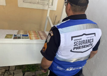 Segurança Presente localiza carteira com dinheiro e a entrega ao dono