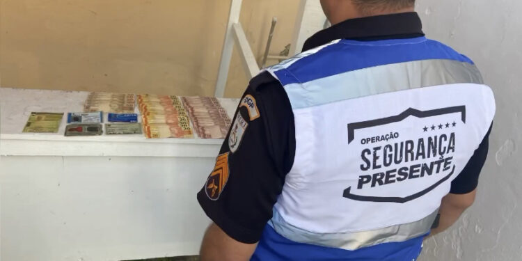 Segurança Presente localiza carteira com dinheiro e a entrega ao dono