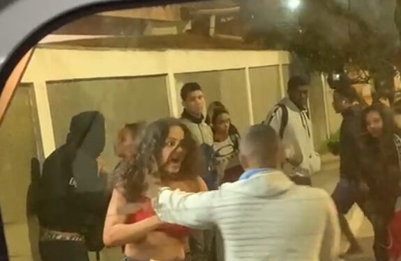 Confusão termina em briga generalizada dentro de van em Búzios