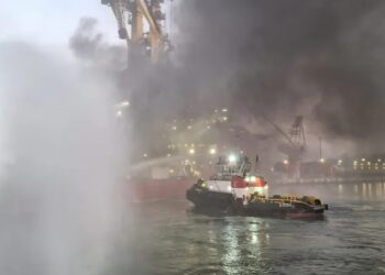 Navio pega fogo no Porto do Açu, em São João da Barra