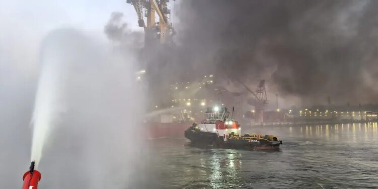 Navio pega fogo no Porto do Açu, em São João da Barra