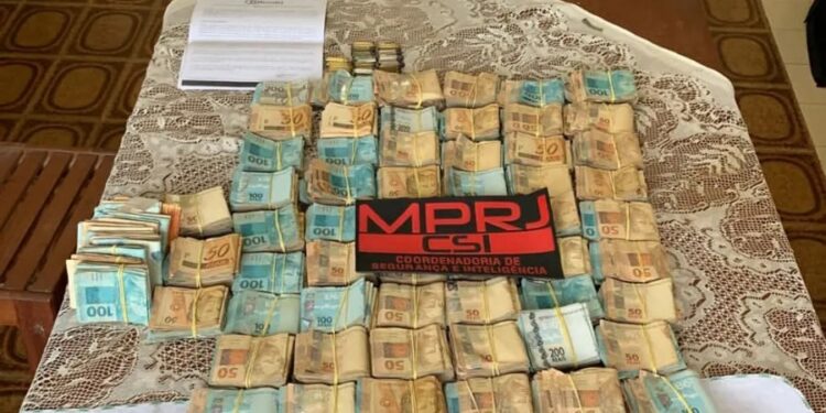 Policiais civis são alvos de operação contra cobrança de propina a empresários de Cabo Frio