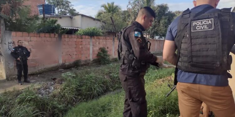 Polícia resgata mulher que seria morta por traficantes em Maricá