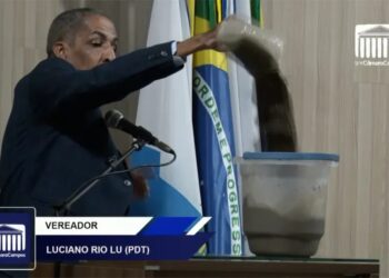 Vereador derrama balde com esgoto em plenário em protesto contra problema em bairro de Campos