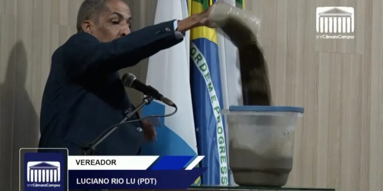 Vereador derrama balde com esgoto em plenário em protesto contra problema em bairro de Campos