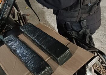 PM apreende tabletes de entorpecente escondidos em moto