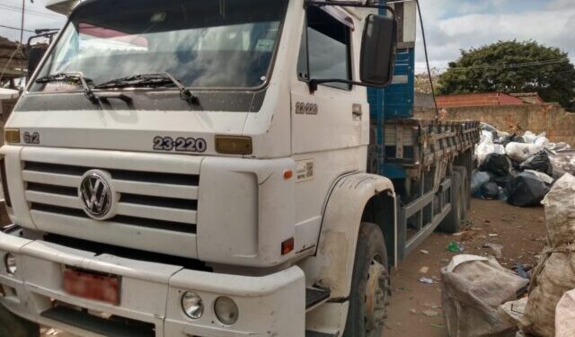 Caminhão roubado é recuperado em empresa de reciclagem, em Campos