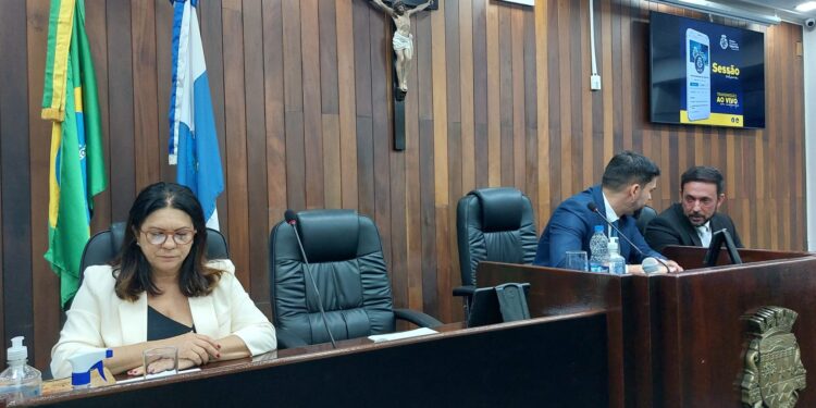 Magdala Furtado toma posse como prefeita de Cabo Frio após morte de José Bonifácio