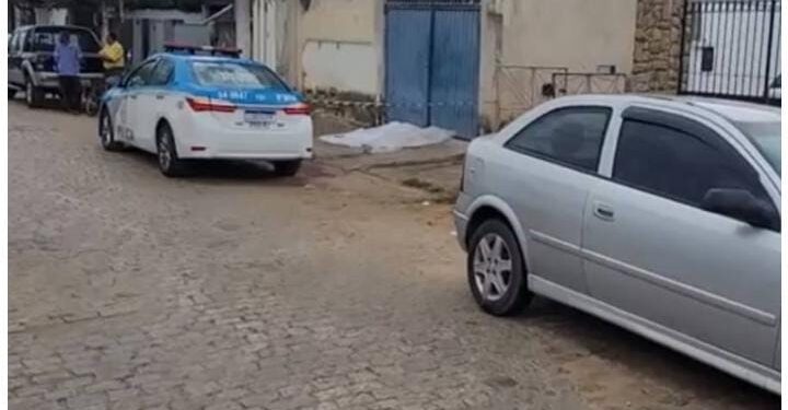 Homem mata esposa e atira na própria cabeça em Campos