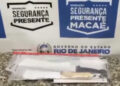 Homem é preso portando facão e faca em praça pública