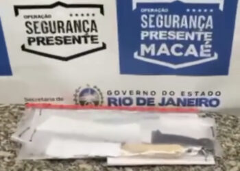 Homem é preso portando facão e faca em praça pública