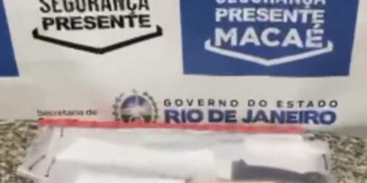 Homem é preso portando facão e faca em praça pública