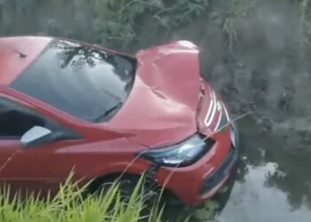 Carro é encontrado dentro de valão