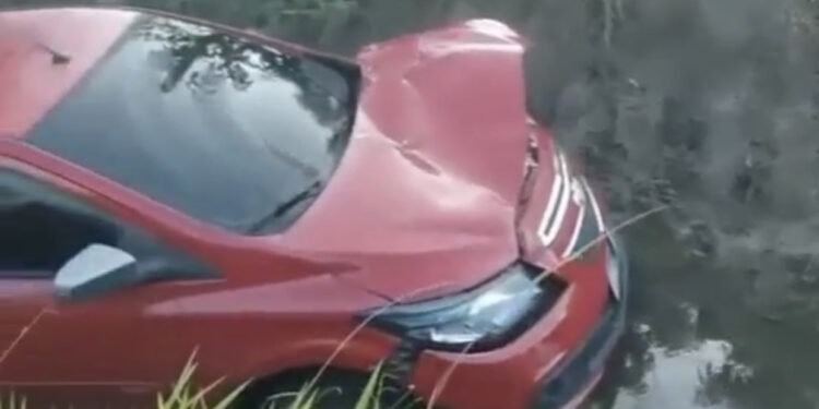 Carro é encontrado dentro de valão