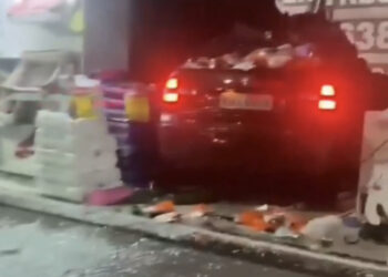 Acidente envolvendo dois carros é registrado neste domingo (23)