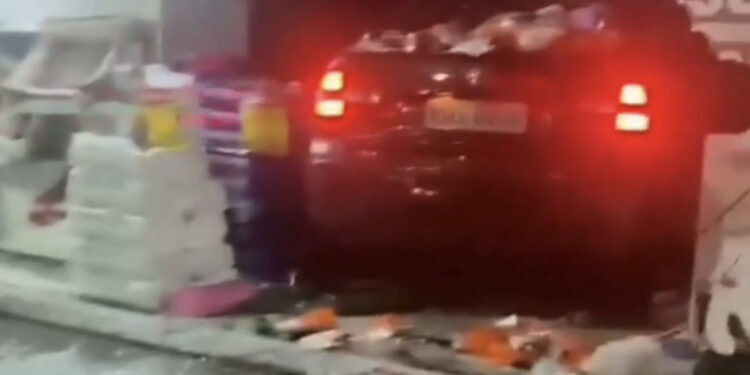 Acidente envolvendo dois carros é registrado neste domingo (23)