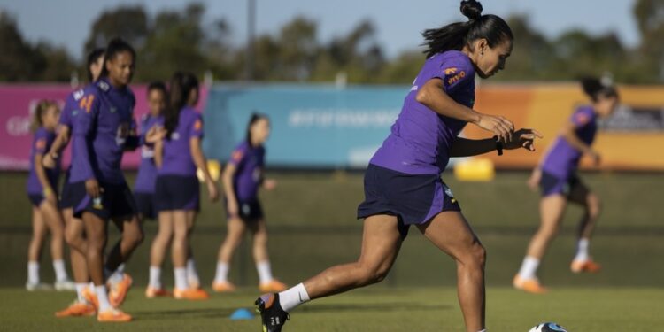 Cidades do interior do Rio mudam expediente nos jogos do Brasil