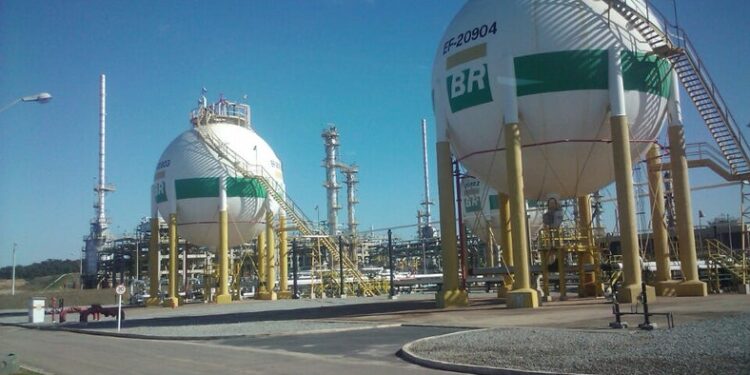 MPRJ deflagra operação contra furto de Petróleo