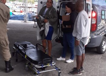 Homem desaparece após cair de veleiro em Arraial do Cabo
