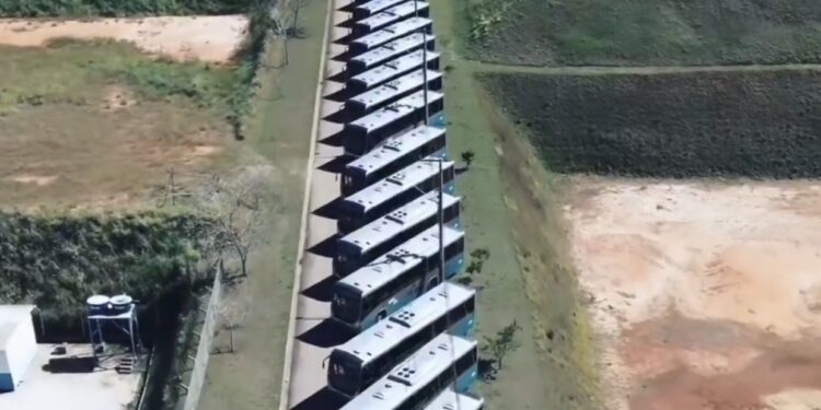 Cidade recebe frota com novos ônibus urbanos