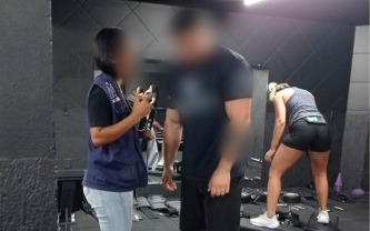 Fiscais flagram exercício ilegal em academia de Macaé