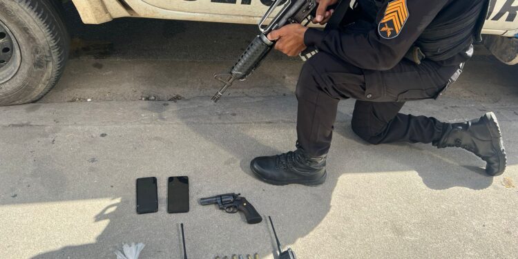 Quatro pessoas são presas por envolvimento com tráfico de drogas em Macaé