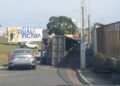 Caminhão tomba no bairro Cancela Preta, em Macaé