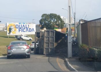 Caminhão tomba no bairro Cancela Preta, em Macaé