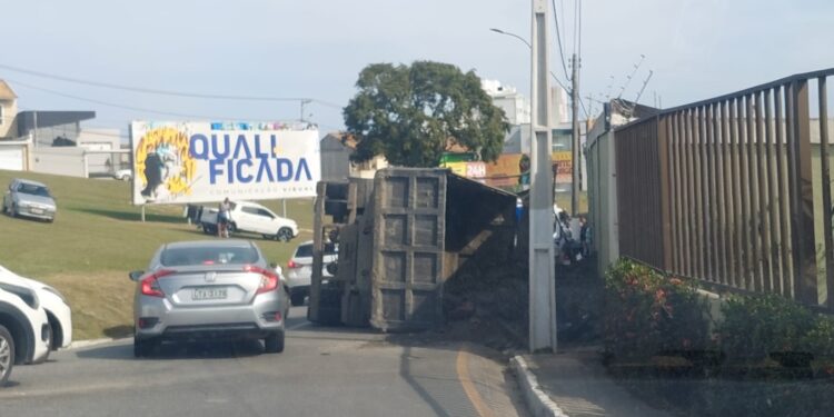 Caminhão tomba no bairro Cancela Preta, em Macaé