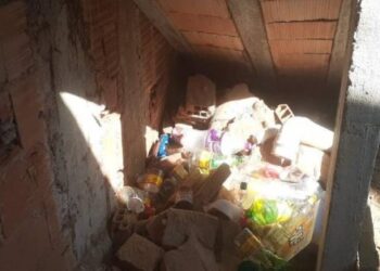 Corpo de mulher é encontrado embaixo de escada, coberto de areia e de entulhos