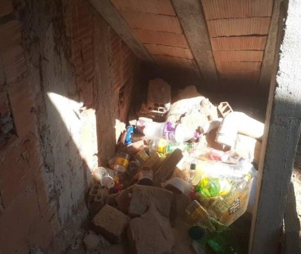 Corpo de mulher é encontrado embaixo de escada, coberto de areia e de entulhos