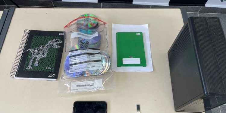 Polícia Civil cumpre mandado de busca e apreensão durante a operação Pessinus e apreende farto material ligado a crimes cibernéticos