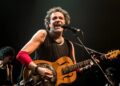Ed Motta cancela show em Rio das Ostras após fraturar tornozelo; Artista será substituído por Paulinho Moska