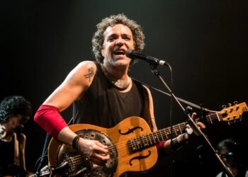 Ed Motta cancela show em Rio das Ostras após fraturar tornozelo; Artista será substituído por Paulinho Moska