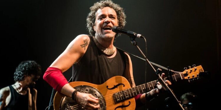 Ed Motta cancela show em Rio das Ostras após fraturar tornozelo; Artista será substituído por Paulinho Moska