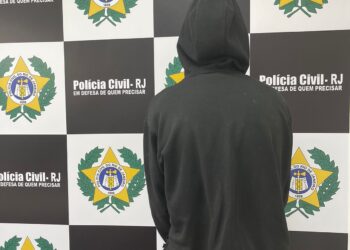 Adolescente é apreendido com drogas e dinheiro