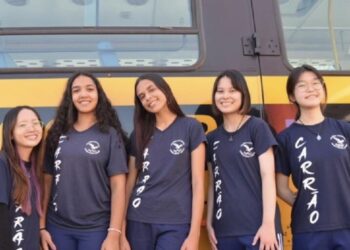 Jovens transformam óleo de cozinha em combustível e ônibus circula por 7 dias