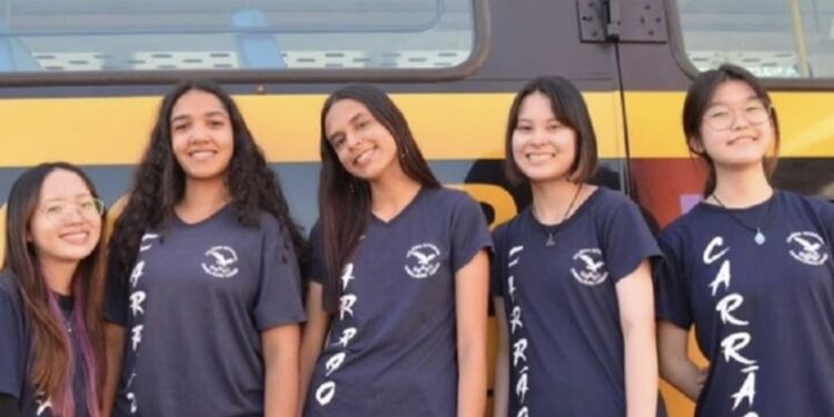 Jovens transformam óleo de cozinha em combustível e ônibus circula por 7 dias