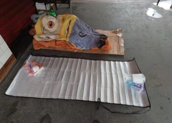 Casal cria mantas de caixas de leite para ajudar pessoas em situação de rua