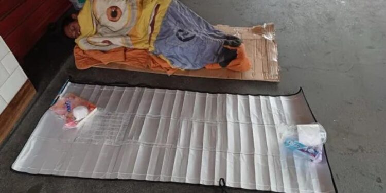 Casal cria mantas de caixas de leite para ajudar pessoas em situação de rua