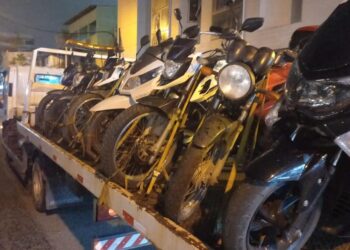 Ação de fiscalização autua motoristas e reboca veículos irregulares em Macaé